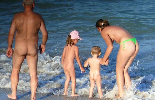 Family nudism photo - [Summer vacation naked]